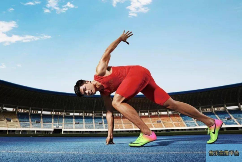 伯纳乌球迷为回防断球的贡萨洛·加西亚送上热烈掌声。🔥 来源：Madrid Zone